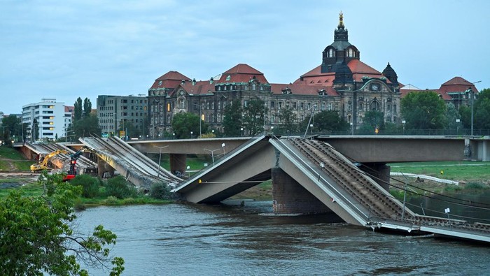Penampakan Jembatan Carola di Jerman yang Ambruk ke Sungai Jembatan Carola ambruk ke Sungai Elbe di Dresden, Jerman. Runtuhnya jembatan sebabkan kerusakan pada dua pipa pemanas yang terpasang di bagian bawah jembatan.