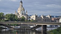 Menurut laporan dari petugas pemadam kebakaran, bagian jembatan sepanjang sekitar 100 meter yang menghubungkan kota tua bersejarah Dresden tersebut runtuh ke Sungai Elbe pada malam hari.  