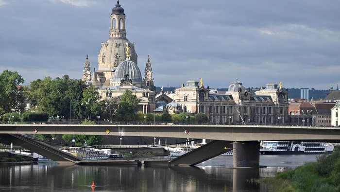 Penampakan Jembatan Carola di Jerman yang Ambruk ke Sungai Jembatan Carola ambruk ke Sungai Elbe di Dresden, Jerman. Runtuhnya jembatan sebabkan kerusakan pada dua pipa pemanas yang terpasang di bagian bawah jembatan.