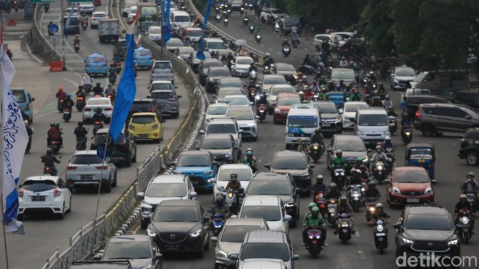 Penampakan Macet di Jalan KH Abdullah Syafei Kendaraan terjebak kemacetan di Jalan KH Abdullah Syafei yang mengarah ke Pondok Bambu, Jakarta, Jumat (13/9/2024). Kemacetan ini terjadi saat jam pulang kantor dikarenakan volume kendaraan yang tinggi ditambah dengan adanya Long Weekend dimana hari senin tanggal 16 September 2024 adalah libur nasional.