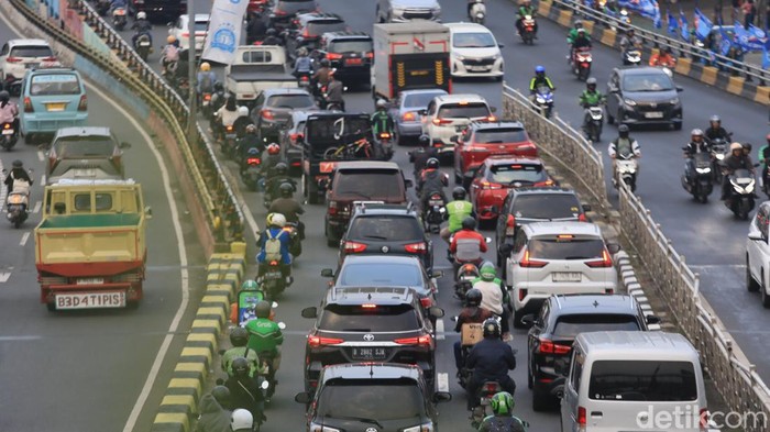 Penampakan Macet di Jalan KH Abdullah Syafei Kendaraan terjebak kemacetan di Jalan KH Abdullah Syafei yang mengarah ke Pondok Bambu, Jakarta, Jumat (13/9/2024). Kemacetan ini terjadi saat jam pulang kantor dikarenakan volume kendaraan yang tinggi ditambah dengan adanya Long Weekend dimana hari senin tanggal 16 September 2024 adalah libur nasional.