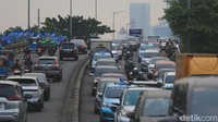 Kendaraan terjebak kemacetan di Jalan KH Abdullah Syafei yang mengarah ke Pondok Bambu, Jakarta, Jumat (13/9/2024).