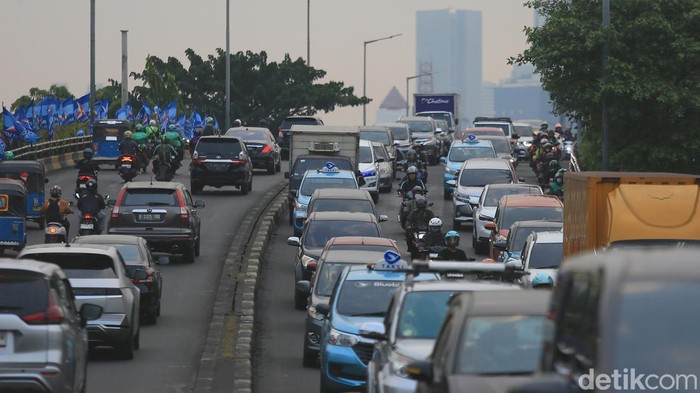 Penampakan Macet di Jalan KH Abdullah Syafei Kendaraan terjebak kemacetan di Jalan KH Abdullah Syafei yang mengarah ke Pondok Bambu, Jakarta, Jumat (13/9/2024). Kemacetan ini terjadi saat jam pulang kantor dikarenakan volume kendaraan yang tinggi ditambah dengan adanya Long Weekend dimana hari senin tanggal 16 September 2024 adalah libur nasional.