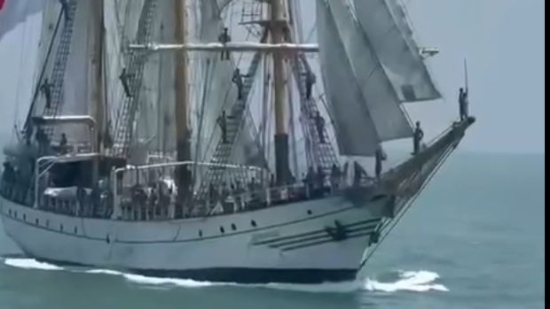 Penampilan KRI Dewaruci saat HUT TNI AL 2024