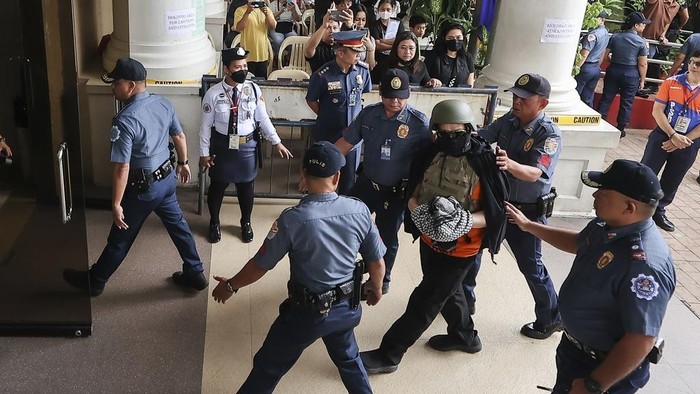 Pendeta Filipina Pakai Helm-Rompi Anti Peluru Saat Diadili Soal Perdagangan Seks Apollo Carreon Quiboloy, wearing a helmet and flak jacket, a Filipino preacher charged with human trafficking, enters the Pasig Regional Trial Court in Pasig City, Philippines, Friday, Sept. 13, 2024. (AP Photo/Gerard Carreon)