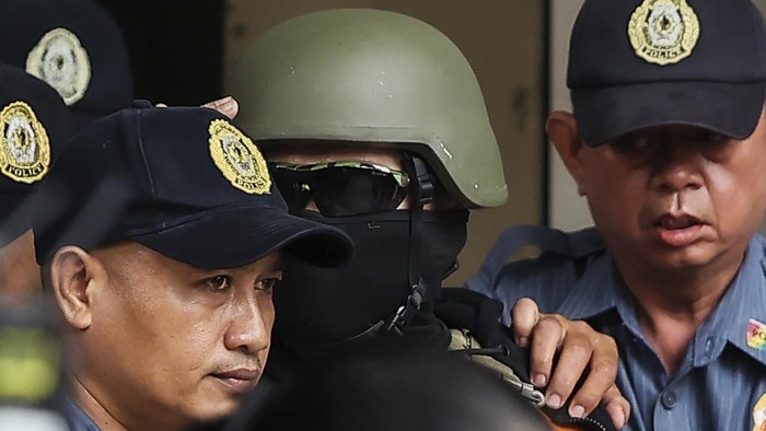 Pendeta Filipina Pakai Helm-Rompi Anti Peluru Saat Diadili Soal Perdagangan Seks Apollo Carreon Quiboloy, wearing a helmet and flak jacket, a Filipino preacher charged with human trafficking, enters the Pasig Regional Trial Court in Pasig City, Philippines, Friday, Sept. 13, 2024. (AP Photo/Gerard Carreon)