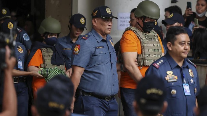 Apollo Carreon Quiboloy, wearing a helmet and flak jacket, a Filipino preacher charged with human trafficking, enters the Pasig Regional Trial Court in Pasig City, Philippines, Friday, Sept. 13, 2024. (AP Photo/Gerard Carreon)