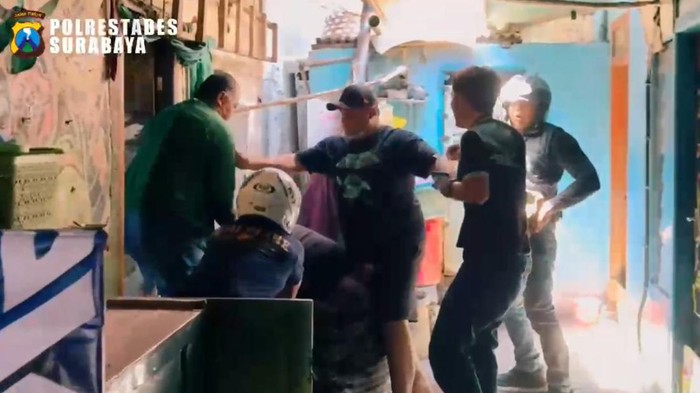 Penggerebekan narkoba di Jalan Kunti Surabaya