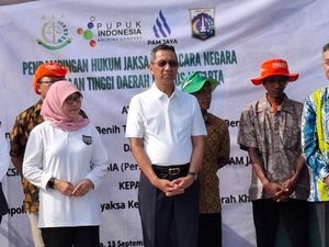 Heru Budi Serahkan 18 Ton Pupuk dan 1 Juta Bibit Sayur ke Petani di Jaksel