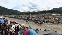 Ribuan masyarakat dengan penuh antusias memadati stadion untuk melihat lomba ketangkasan mengendarai kuda tersebut.  