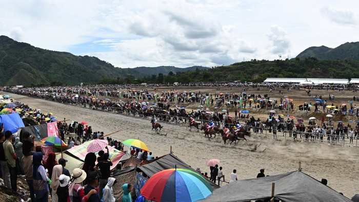 Penonton Pacuan Kuda PON XXI Membludak Penonton menyaksikan jalannya lomba pacuan kuda PON XXI Aceh-Sumut 2024 di Arena Pacuan Kuda Belang Bebangka, Kabupaten Aceh Tengah, Aceh, Kamis (12/9/2024). ANTARA FOTO/Arnas Padda/aww.