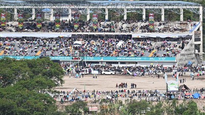 Penonton Pacuan Kuda PON XXI Membludak