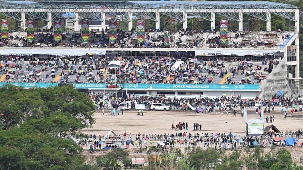 Penonton Pacuan Kuda PON XXI Membludak