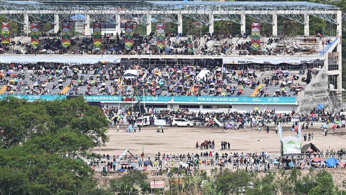 Penonton menyaksikan jalannya lomba pacuan kuda PON XXI Aceh-Sumut 2024 di Arena Pacuan Kuda Belang Bebangka, Kabupaten Aceh Tengah, Aceh, Kamis (12/9/2024). ANTARA FOTO/Arnas Padda/aww.