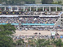 Penonton Pacuan Kuda PON XXI Membludak