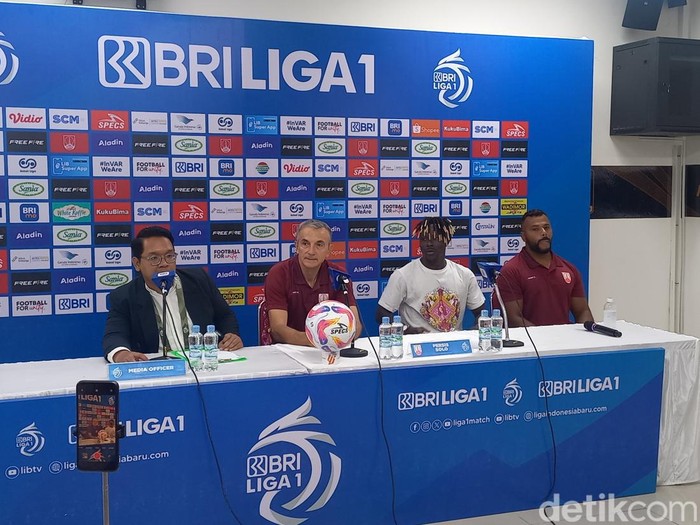 Pelatih Persis Solo Milomir Seslija, dan Moussa Sidibe saat konferensi pers di Stadion Manahan, Solo usai laga melawan Madura United, Jumat (13/9/2024).