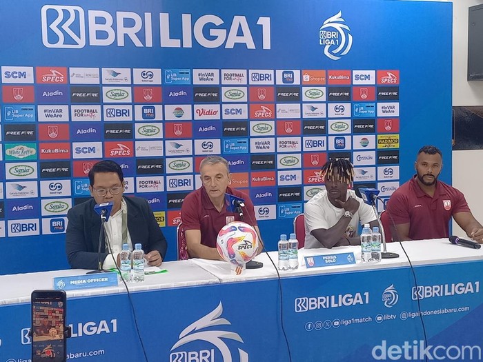 Pelatih Persis Solo Milomir Seslija, dan Moussa Sidibe saat konferensi pers di Stadion Manahan, Solo usai laga melawan Madura United, Jumat (13/9/2024).