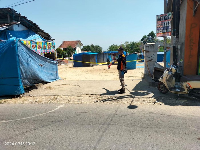 Petugas saat melakukan olah TKP kejadian di Lapangan Kedung Winong Kecamatan Sukolilo, Pati, Kamis (12/9/2024).