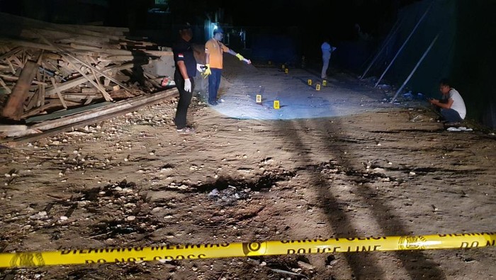 Petugas saat melakukan olah TKP kejadian di Lapangan Kedung Winong Kecamatan Sukolilo, Pati, Kamis (12/9/2024).