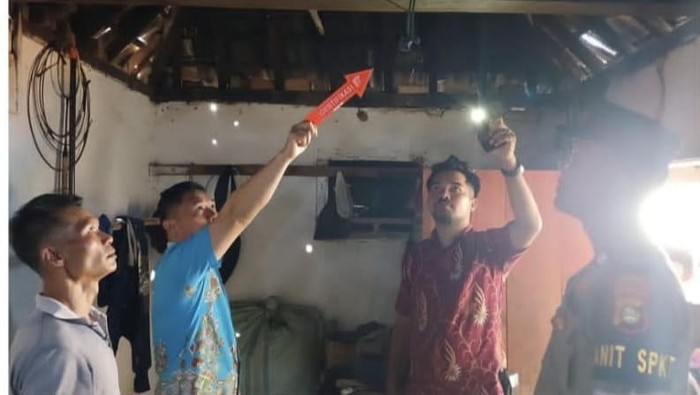Pihak kepolisian saat mendatangi TKP Rapandi yang gantung diri di Musi Rawas