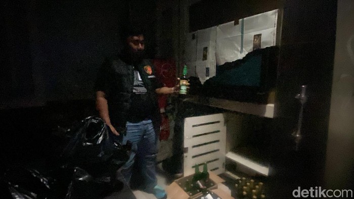 Polisi membongkar ruang karaoke yang dijadikan gudang miras di Sukabumi
