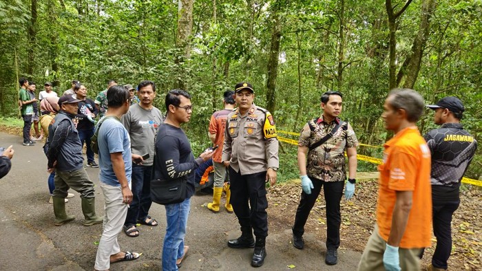 Polisi olah TKP temuan mayat wanita kemeja pink di hutan Pacet Mojokerto