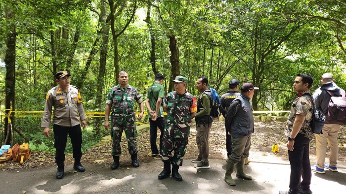 Polisi olah TKP temuan mayat wanita kemeja pink di hutan Pacet Mojokerto