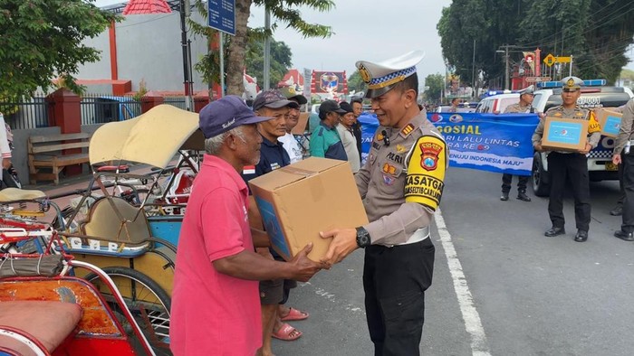 polisi salurkan bansos ke tukang becak