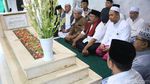 Potret Rano Karno Ziarah ke Makam Ulama Betawi Buya Zayadi