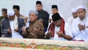 Potret Rano Karno Ziarah ke Makam Ulama Betawi Buya Zayadi