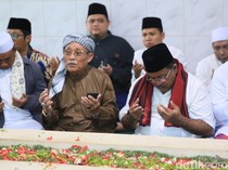 Potret Rano Karno Ziarah ke Makam Ulama Betawi Buya Zayadi
