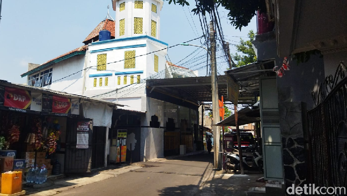 Pria berinisial BN tewas ditikam adik iparnya, NFP, di daerah Ciracas, Jaktim. Korban sempat dievakuasi warga ke rumah sakit (RS) menggunakan ambulans masjid. (Kurniawan F/detikcom)