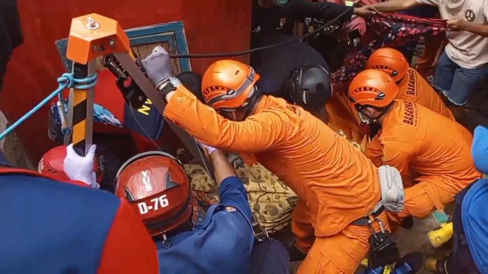 Proses evakuasi warga yang tercebur ke dalam sumur