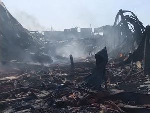 Hampir 24 Jam, Kebakaran Pabrik Plastik di Gresik Belum Padam