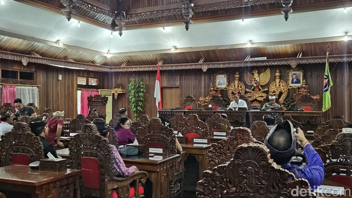 Rapat paripurna penetapan pimpinan dan fraksi-fraksi di DPRD Klungkung, Jumat (13/9/2024). (Foto: Putu Krista/detikBali)
