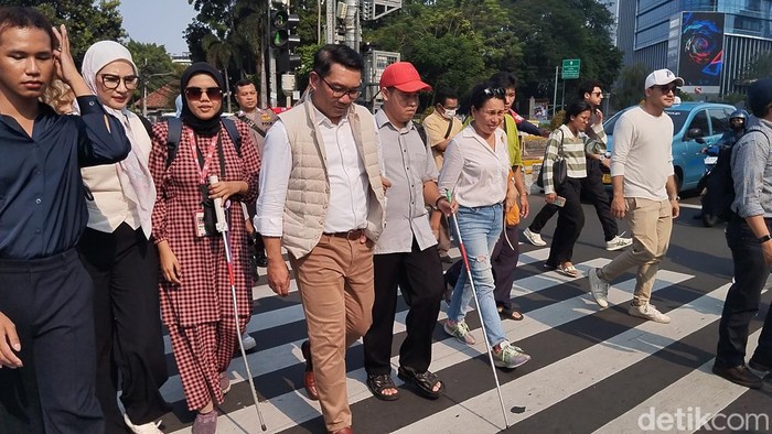 Bacagub Jakarta Ridwan Kamil naik TransJakarta bersama kelompok disabilitas.