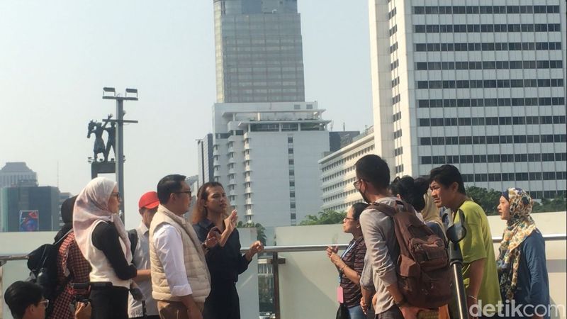 Bacagub Jakarta Ridwan Kamil naik TransJakarta bersama kelompok disabilitas.