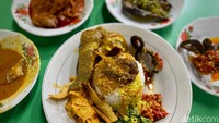 Warung nasi Padang ini sudah berdiri sejak tahun 90-an. Sejak awal buka, warungnya sudah bertempat di Blok M. Foto: detikcom/Riska Fitria