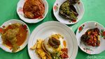 Lamak Bana! Nasi Padang Batusangkar pakai Ikan Bilis dan Karapuak Cagau