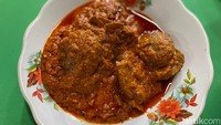 Yang tak kalah unik, warung nasi Padang dari daerah Batusangkar juga tak pernah terlewatkan dengan sambalado tanak jengkolnya. Foto: detikcom/Riska Fitria