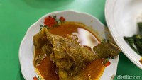 Untuk lauk utama yang jadi andalan adalah tunjang (Rp 30.000). Tunjangnya memiliki ukuran yang besar. Teksturnya kenyal, lembut, dan tidak amis. Foto: detikcom/Riska Fitria