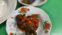 Atau bisa juga pakai belut goreng (Rp 25.000). Belutnya kecil-kecil dan digoreng kering, sehingga teksturnya renyah. Foto: detikcom/Riska Fitria
