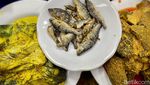 Lamak Bana! Nasi Padang Batusangkar pakai Ikan Bilis dan Karapuak Cagau