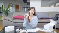 Melihat isi rumah Jung So Min, tampak nuansa rumah netral dan minimalis. Ada sofa kulit berwarna abu-abu di ruang keluarga dengan aksen warna pink pada bantal. Terlihat juga ada tanaman hias yang membuat rumah tampak lebih segar. Foto: YouTube 정소민ssomday