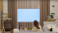 Ini tempat Jung So Min menonton TV berlayar besar. Di belakang TV tampak ada gorden coklat yang menjuntai hingga ke lantai. Foto: YouTube 정소민ssomday