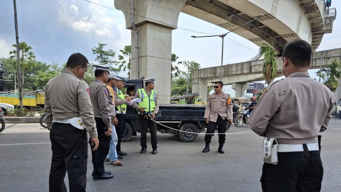 Saat polisi melakukan olah TKP di lokasi kejadian Lakalantas di Palembang.