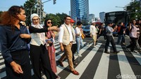 Ridwan Kamil terus menggandeng tangan penyandang disabilitas saat menyeberangi jalan menuju Halte Tosari.