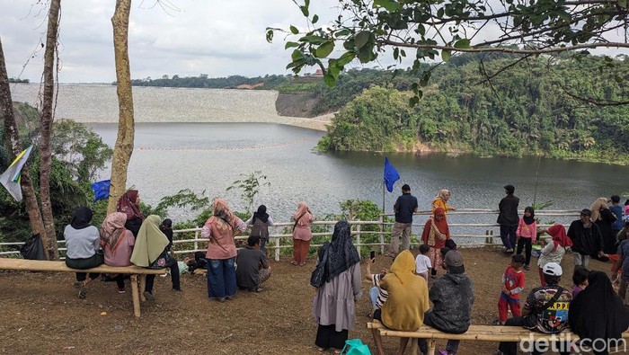 Salah satu destinasi wisata dadakan di Waduk Leuwikeris Ciamis yang dikelola masyarakat.