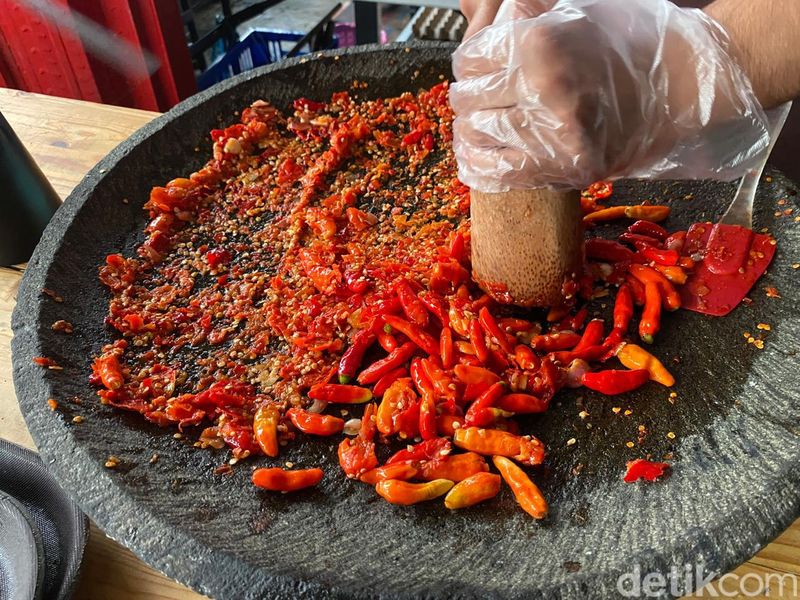  Tersengat Pedasnya Tempong dengan Nasi Cikur