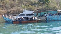 Miris, Sejumlah Kapal di Labuan Bajo Buang Sampah di Dermaga